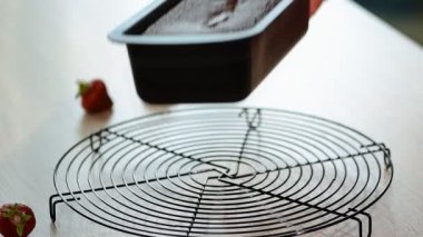 Ahşap arka plan, kabartma çikolatalı kek kek formunda çikolatalı kek