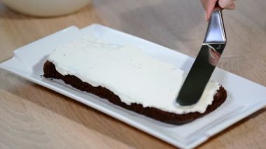 Çilek ile çikolatalı kek hazırlamak.