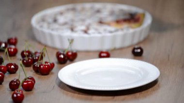 Kiraz clafouti - geleneksel Fransız tatlı meyve tatlı clafoutis kiraz ile.