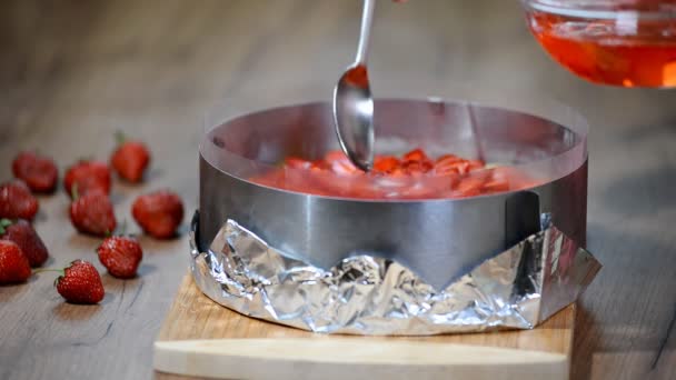 Μαγείρεμα Κέικ Μαρμελάδα Φράουλα Χύνοντας Μαρμελάδα Φράουλα Στην Τούρτα — Αρχείο Βίντεο