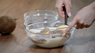 Kakao tozu, un ve dövülmüş yumurta karıştırma. Çikolata katman kek yapmak.