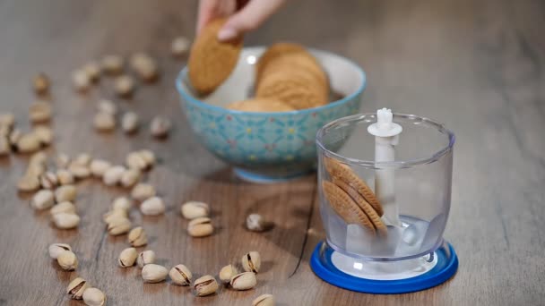 Homemade Bakken Gehakte Cookies Een Blender — Stockvideo