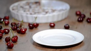 Kiraz clafouti - geleneksel Fransız tatlı meyve tatlı clafoutis kiraz ile.