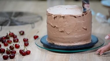 Siyah tasarımcı pasta adım adım hazırlanması. Pasta krema ile pudra kapsar.