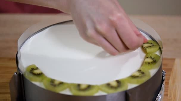 Díszítik Tortát Kiwi Finom Kiwi Desszert Torta Zselé — Stock videók