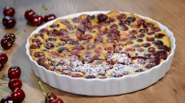 kiraz clafoutis, yemekleri fırında pudra şekeri ile.