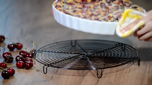 Clafoutis casera recién horneada con cerezas . — Vídeos de Stock