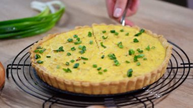 Geleneksel Fransız mutfağı quiche peynir ve soğan ile.