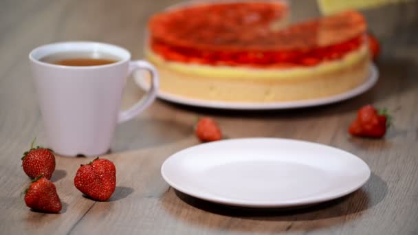 Νωπά ψημένα κέικ με μαρμελάδα φράουλα κάλυμμα. — Αρχείο Βίντεο