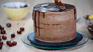 Pudra çikolata kek üzerine dökülen.