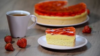 Çilekli jöle pasta pembe plaka üzerinde bir parça.