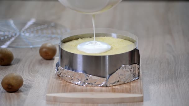 Cottura torta di mousse di kiwi — Video Stock