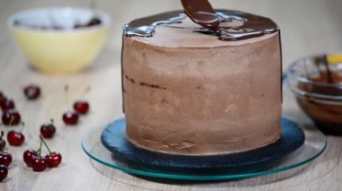 Çikolata ev yapımı kek. Çıplak kek üzerine dökülen sıvı çikolata.