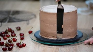 Siyah tasarımcı pasta adım adım hazırlanması. Pasta krema ile pudra kapsar.