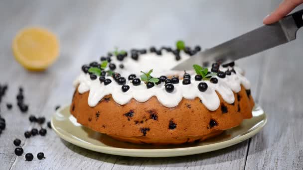 Fijne lekkere taart met zwarte bessen. — Stockvideo