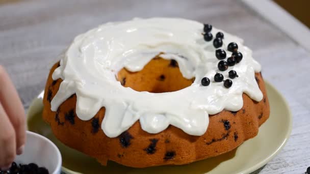 Διακόσμηση του κέικ με μαύρη σταφίδα. — Αρχείο Βίντεο