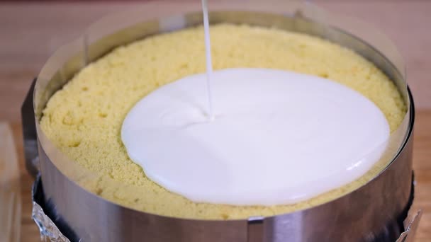 Cooking kiwi mousse cake. Pouring vanilla mousse. — Stock Video