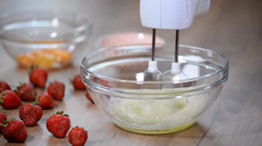 Yumurta akı bir el mikseri ile dayak.