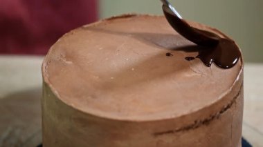 Çikolata ev yapımı kek. Çıplak kek üzerine dökülen sıvı çikolata.