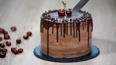 Kiraz ve çikolata krema ile çikolatalı kek.