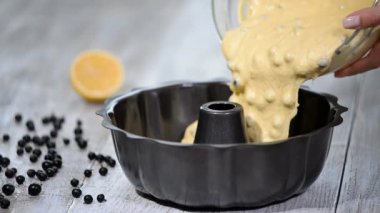 Pasta pişirme. Bitmiş kek kalıp içine dökün