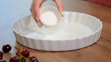 Pasta pişirme. Hazırlık kalıp pişirme. Yağ yağ ve şeker serpin.