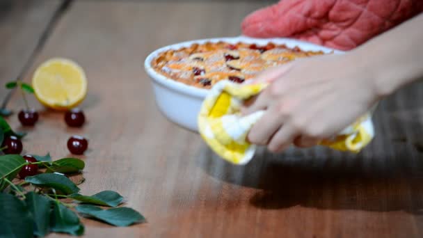 Delicioso pastel de cereza casero con una corteza escamosa . — Vídeos de Stock