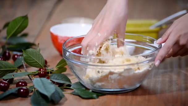 Amasado de pastelería corta con las manos . — Vídeos de Stock