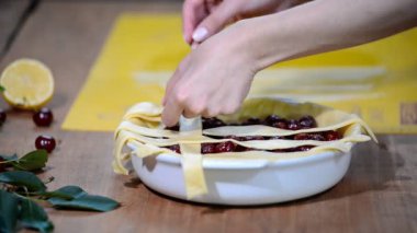 Kek için malzemeler taze kiraz pasta ile doldurulmuş. Kirazlı turta hazırlama kadın.