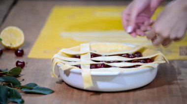 Kek için malzemeler taze kiraz pasta ile doldurulmuş. Kirazlı turta hazırlama kadın.