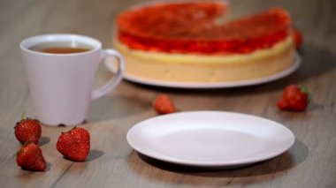 Çilekli jöle pasta pembe plaka üzerinde bir parça.