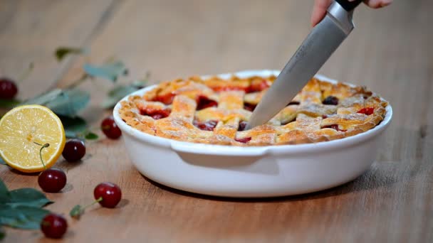 Deliziosa torta di ciliegie fatta in casa con una crosta traballante . — Video Stock