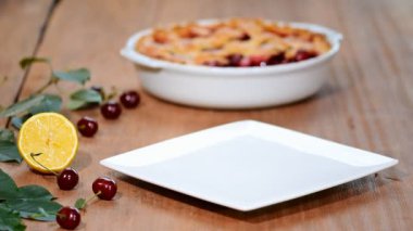 Lezzetli bir parça plaka üzerinde kiraz kek.