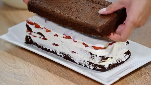Подготовьте шоколадный торт с клубникой . — стоковое видео
