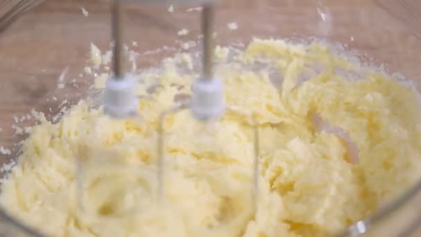 Γυναικεία χέρια ανακατεύοντας την ζύμη με ένα μίξερ για κέικ. — Αρχείο Βίντεο