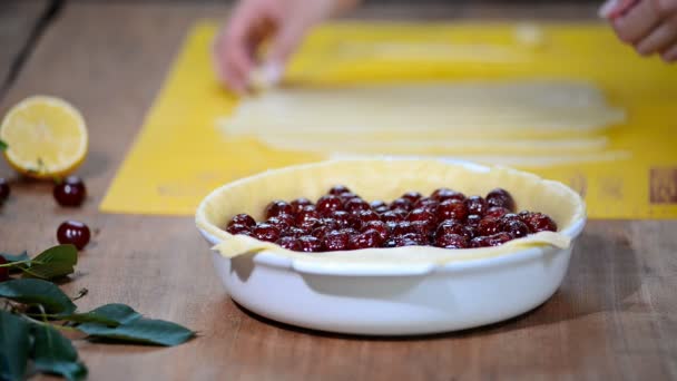 Ingrediënten voor het bakken van cake gevuld met verse kersen taart. Vrouwelijke voorbereiding van cherry pie. — Stockvideo