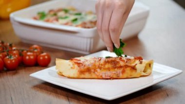 Ev yapımı tavuk enchiladas beyaz güveç çanağı içinde.