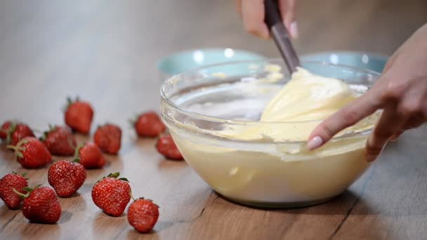 Haciendo torta de esponja Victoria. Mezcla de masa . — Vídeos de Stock