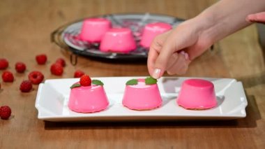 Pembe ayna sır ile Fransız ahududu mousse kek.