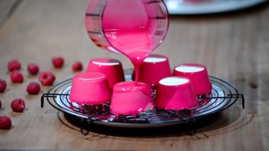Fransız mousse kek ayna sır ile. Modern Avrupa tatlı