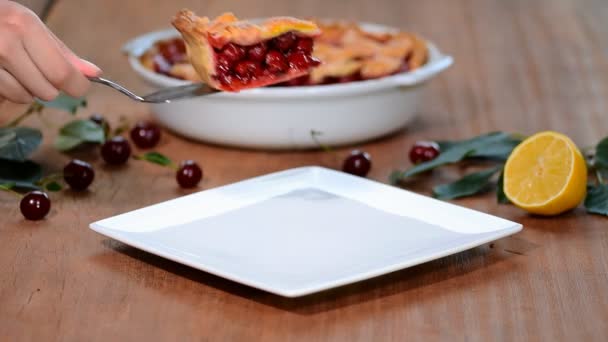 Primo piano di una fetta di torta di ciliegie su un piatto. Dolce torta di ciliegie fatta in casa . — Video Stock