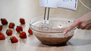 Çikolatalı hamur hamur karıştırıcı ile karıştırma.