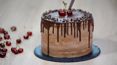 Çikolatalı pasta kesme. Kiraz ile çikolatalı kek.