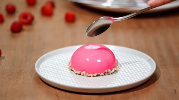 フランス語のムース ラズベリー釉薬で覆われているケーキ。ピンクのモダンなヨーロッパのデザート. — ストック動画