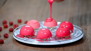 Fransız mousse kek ayna sır ile. Modern Avrupa tatlı.