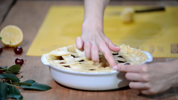 Přísady pro pečení dort plněný čerstvou třešňového koláče. Žena připravuje třešňový koláč. — Stock video