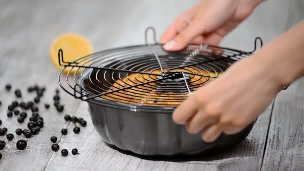Cocinar resultando un pastel del molde . — Vídeos de Stock