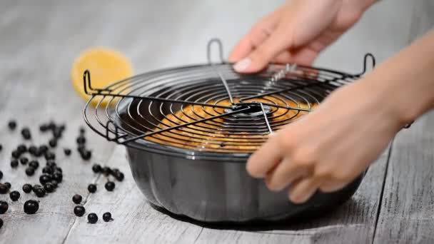 Cucini spegnendo una torta dallo stampo . — Video Stock