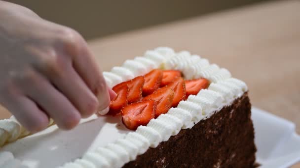 Chef decora pastel de postre con fresa en la cocina . — Vídeo de stock
