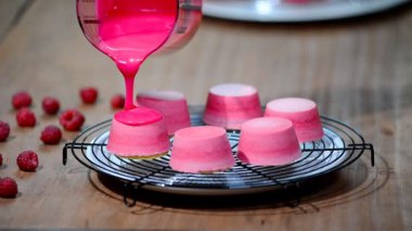 Fransız mousse kek ayna sır ile. Modern Avrupa tatlı.